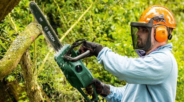 Bosch UniversalChain 06008B8303 drujba electrica cu fir