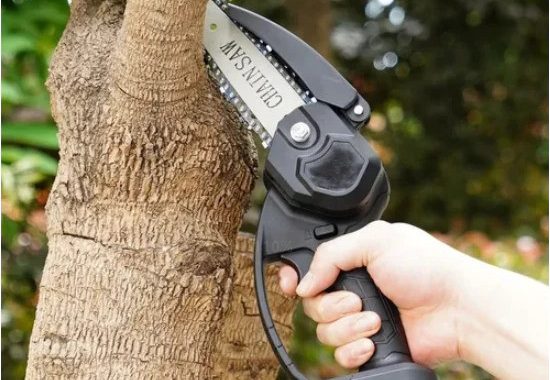 Taierea crengilor cu mini drujba CHOSMO