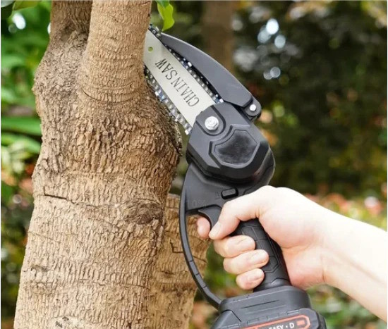 Taierea crengilor cu mini drujba CHOSMO