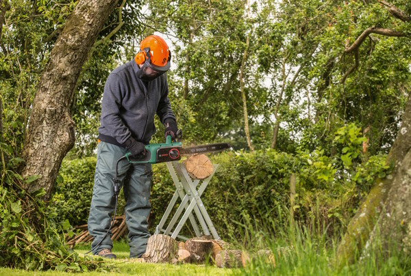 Taierea lemnelor cu Bosch UniversalChain 06008B8303